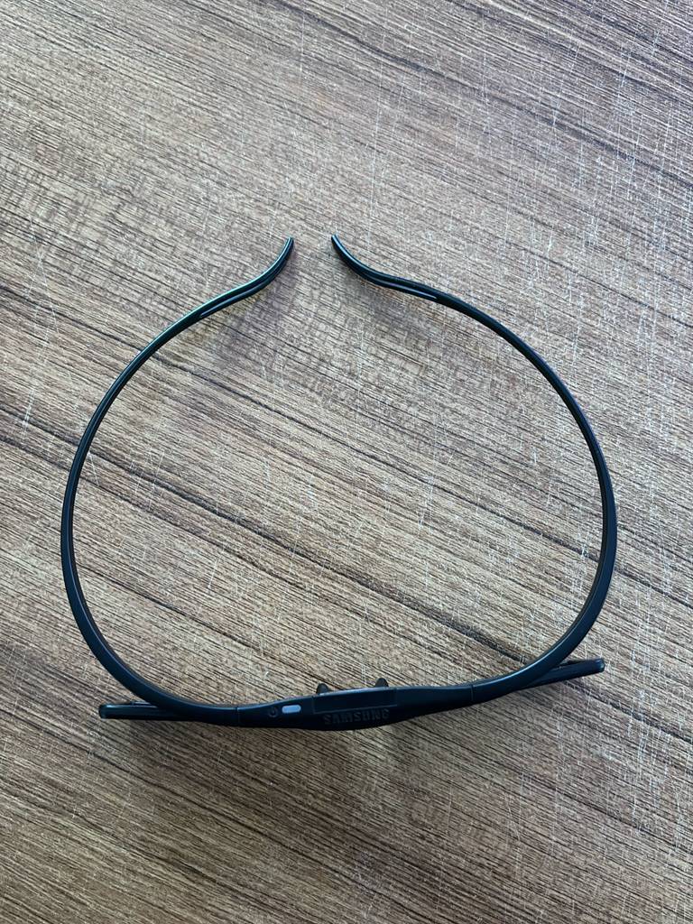 Eine 3D-Brille im Test von oben auf einem Holzuntergrund.