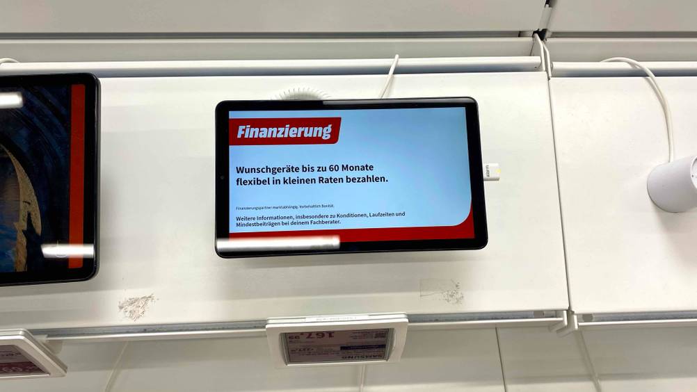 Ein getestetes Android Tablet auf einem Verkaufsregal mit Preisangabe, eingeschaltet mit Informationen zur Finanzierung.