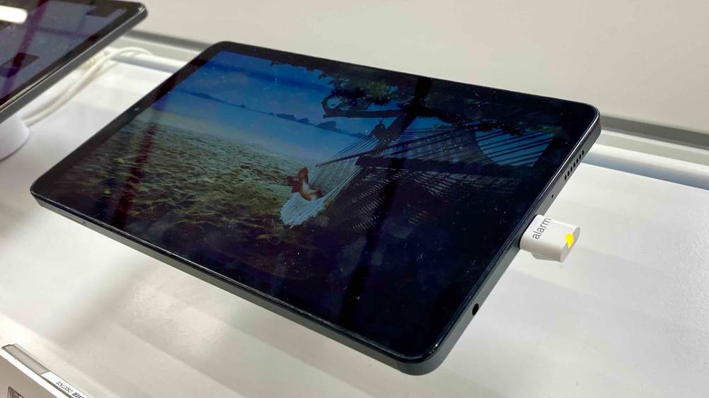 Android Tablet getestet: Ein Gerät von schräg seitlich in einer Ausstellungsfläche neben anderen Geräten.