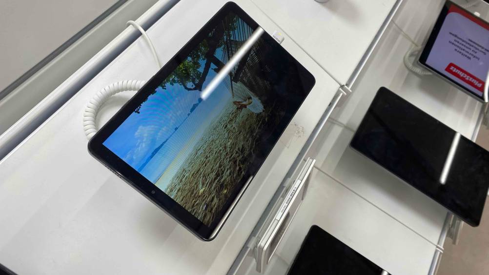 Im Test: Ein Android Tablet von oben in einer Verkaufsausstellung mit Preisschild.
