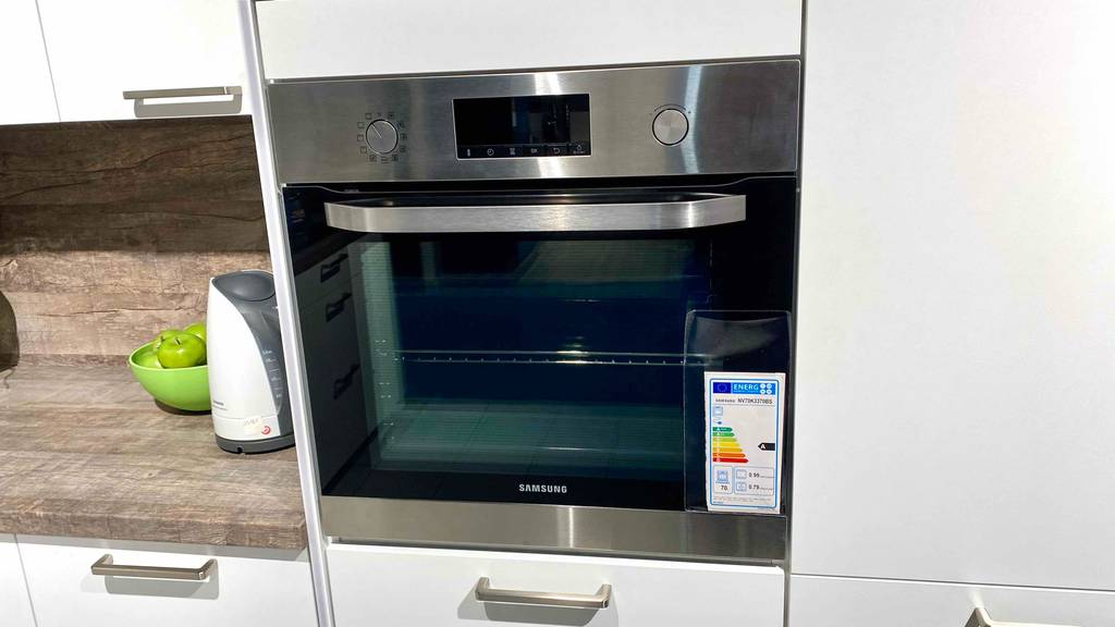 Getesteter Samsung-Backofen befindet sich in der Küche.