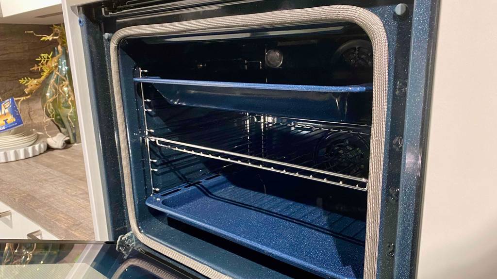 Samsung-Backofen im Test: Verschiedene Backofenauszüge befinden sich im Backofen. 