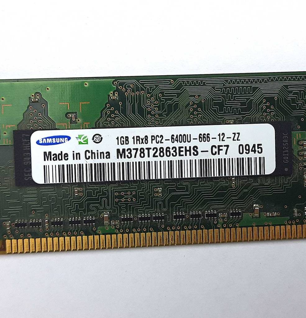 Auf einem getesteten DDR2-RAM ist ein Strichcode mit Modelangabe aufgeklebt.