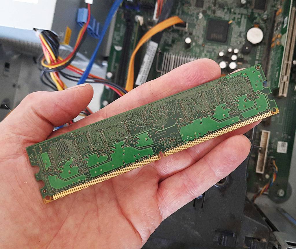 Ein DDR2-RAM liegt zum testen auf einer Handfläche.