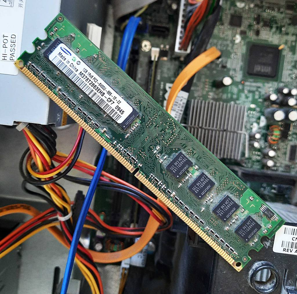 Ein getesteter DDR2-RAM liegt auf dem Innenleben eines PCs.