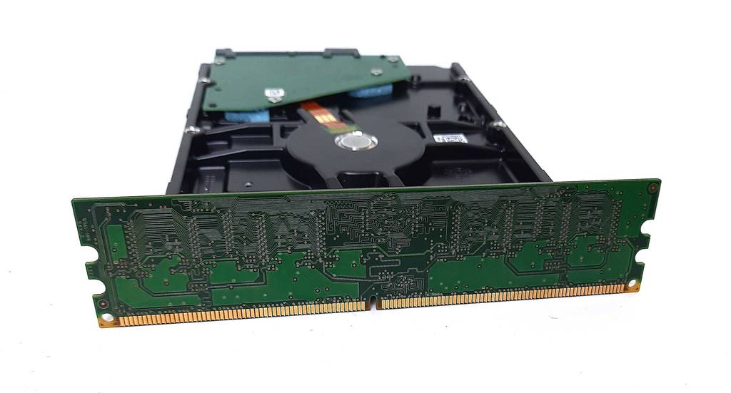 DDR2-RAM-Test: Ein Speicher steht vor einer Festplatte.