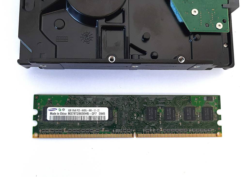 Ein DDR2-RAM liegt zum testen vor einer Festplatte.