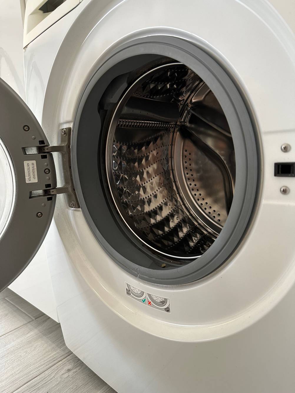 Blick von der Seite in die geöffnete Trommel einer getesteten Frontlader-Waschmaschine.