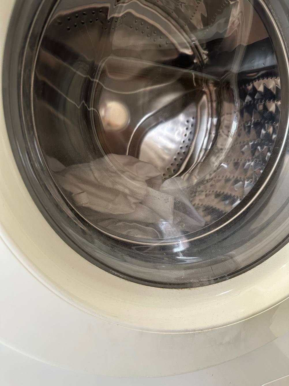 Im Test: In einer Frontlader-Waschmaschine wird gerade Wäsche gewaschen.