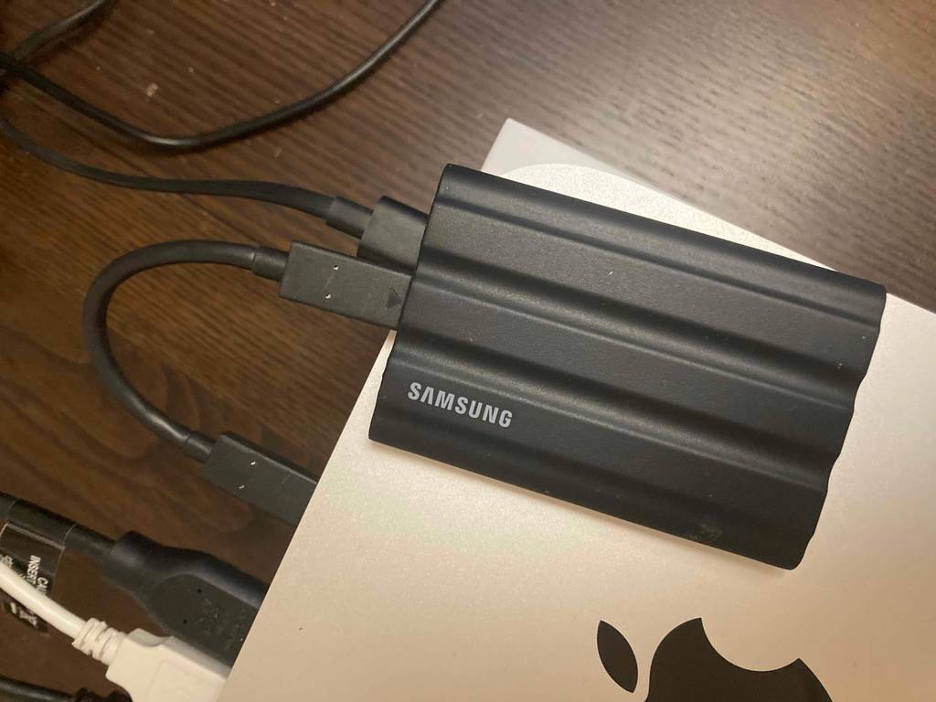 Eine externe Festplatte 2 TB ist zum testen an ein Laptop angeschlossen.