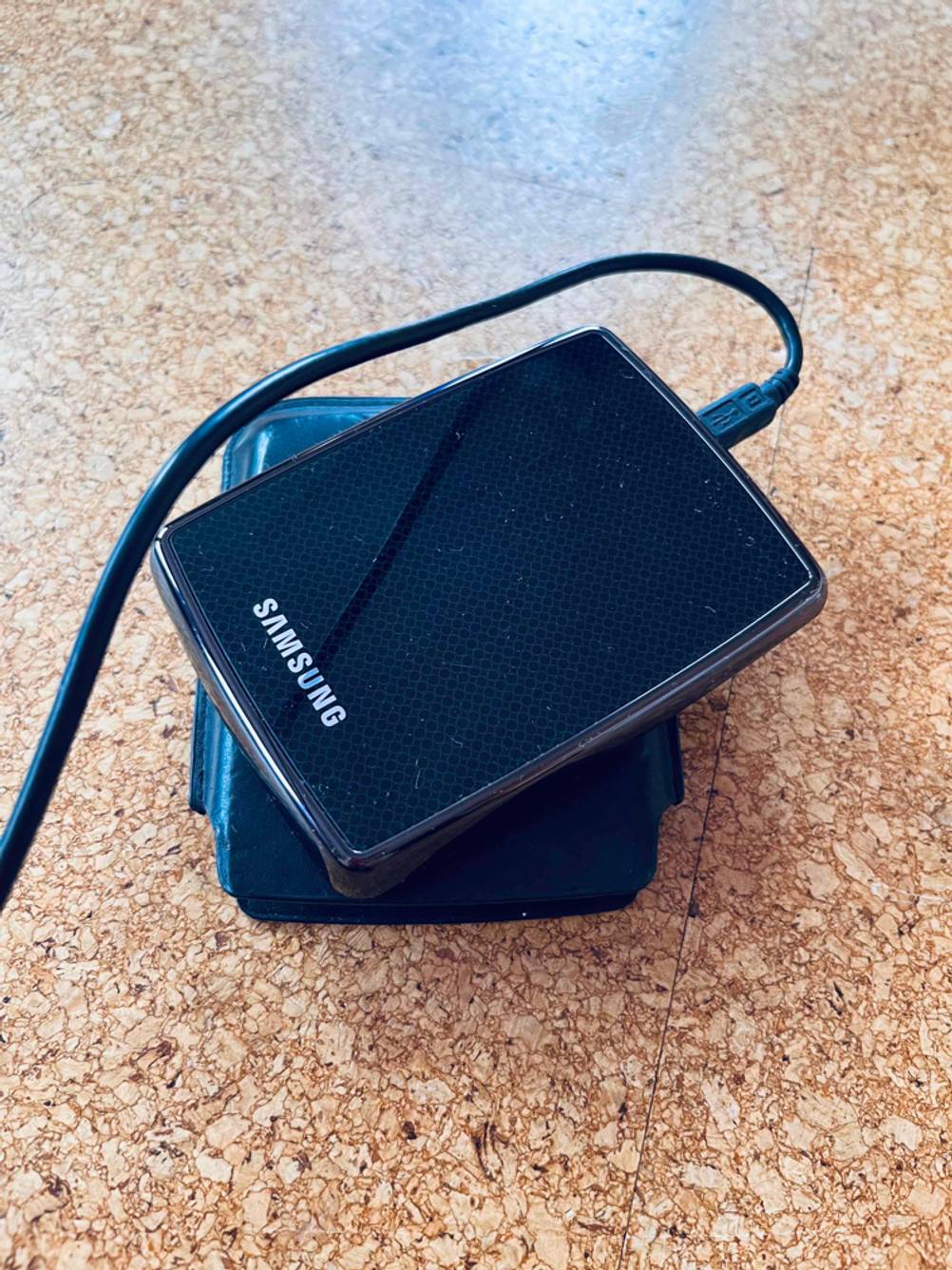 Im Test: Samsung externe Festplatte 3-5 Zoll liegt auf einem Korkboden.