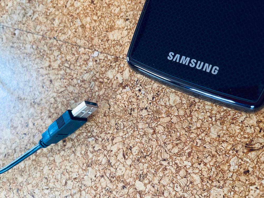 HDD-Festplatten mit 3,5 Zoll im Test: ein Samsung Modell in Schwarz befindet sich neben einem USB-Kabelstecker.