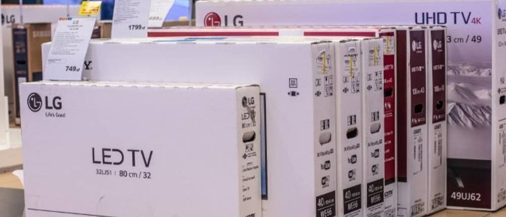 Verschiedene Verpackungen von Fernsehern im Test im Laden.