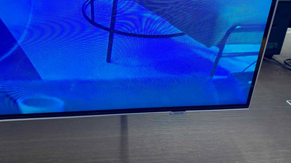 Samsung-Fernseher (65 Zoll) getestet: Nahaufnahme des Logos am Rand des Gerätes.