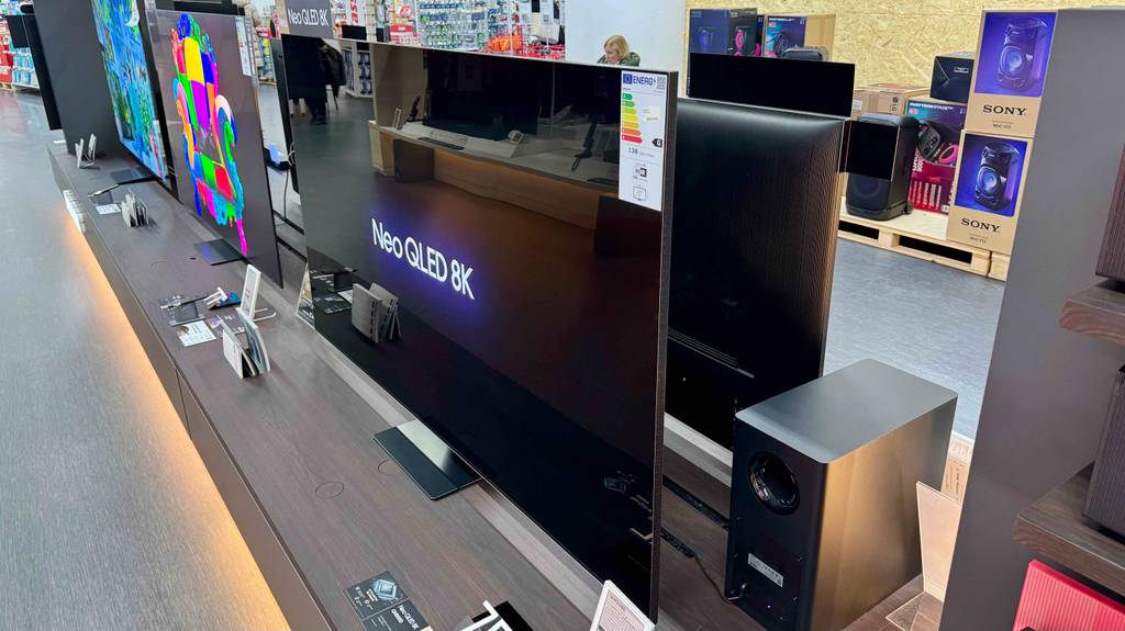Blick von schräg seitlich auf einen Samsung Fernseher 75-Zoll im Test.