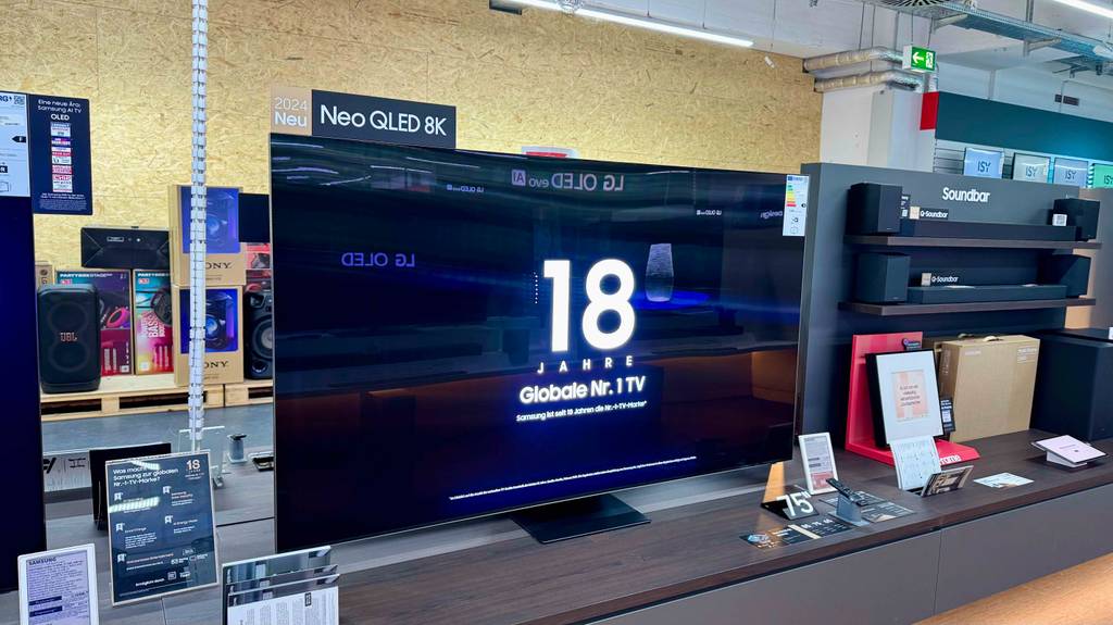 Ein Samsung Fernseher 75-Zoll steht zum testen zwischen anderen Geräten.