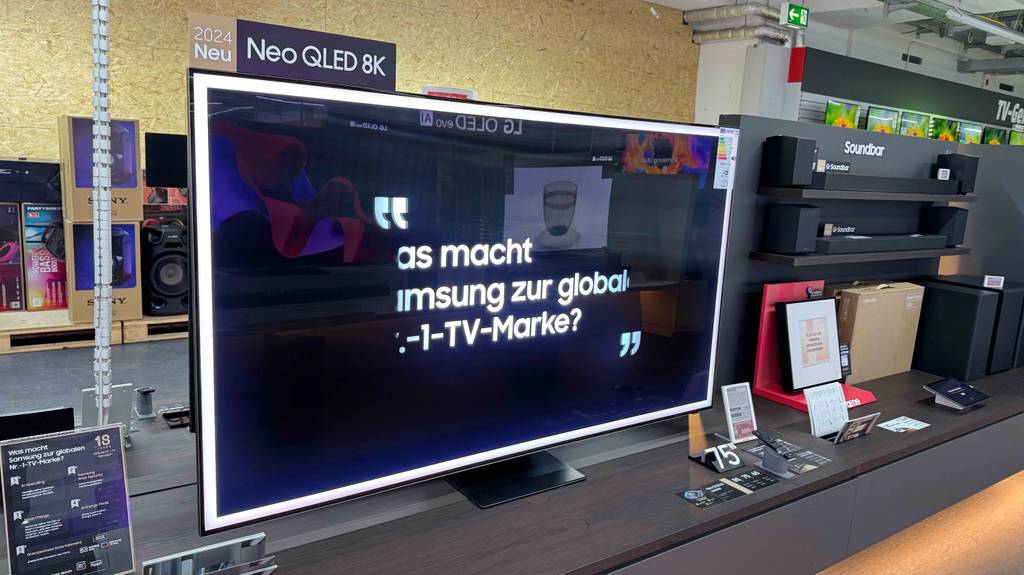 Blick von schräg vorn auf einen getesteten Samsung Fernseher 75-Zoll.