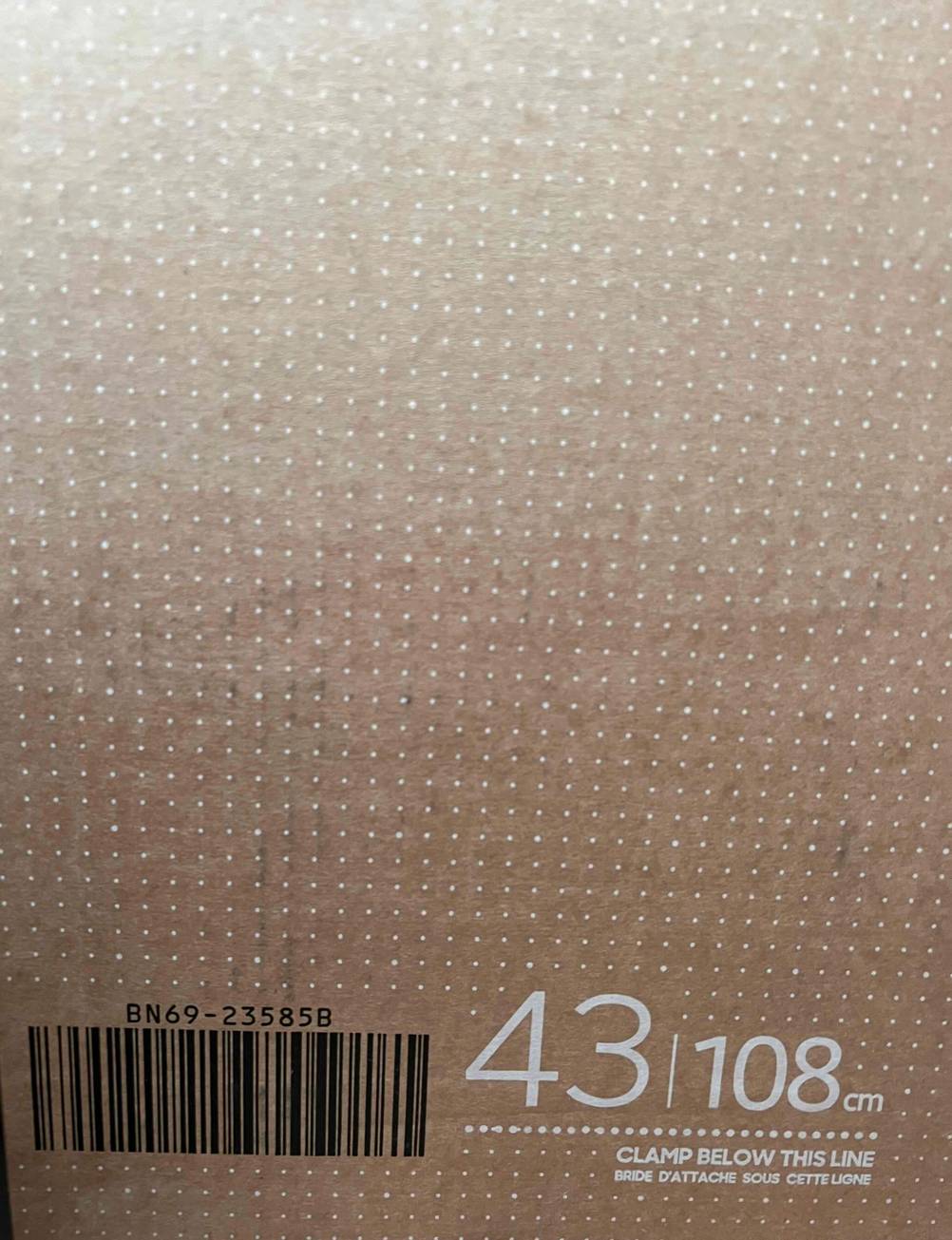 Karton und Barcode von einer Fernseher-Verpackung im Test.