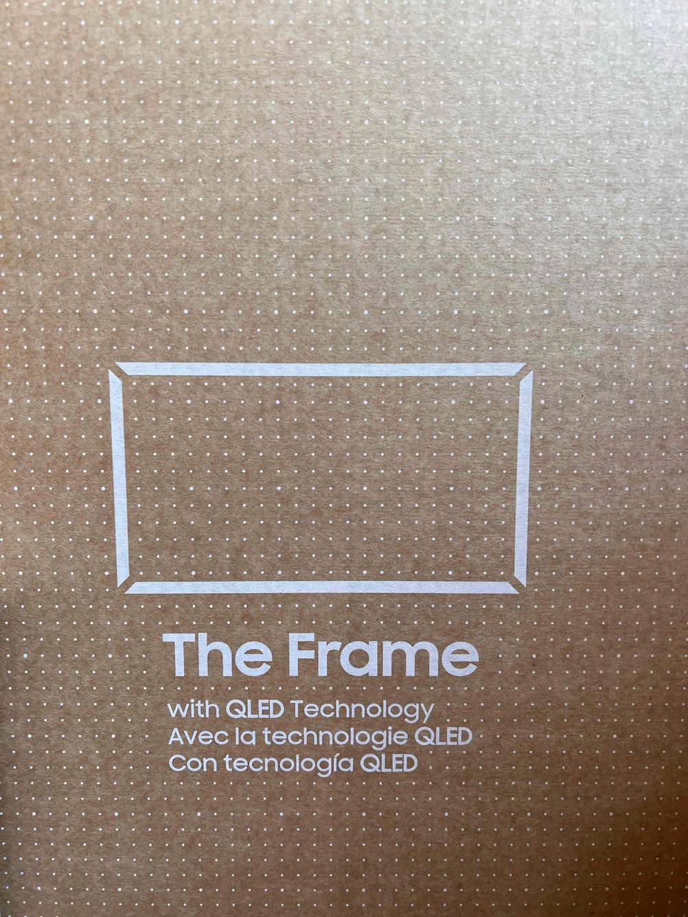 Verpackung von einem getesteten Fernseher in der Nahaufnahme.
