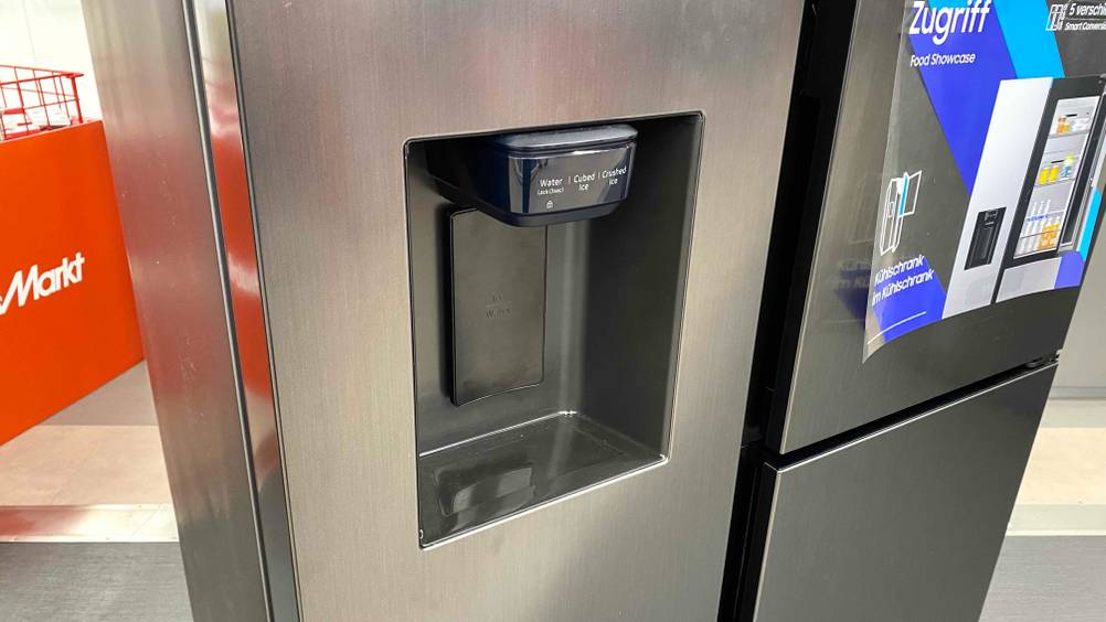 French-Door-Kühlschrank-Test: Detailaufnahme des Wasser und Eiswürfel-Zubereiters außen.