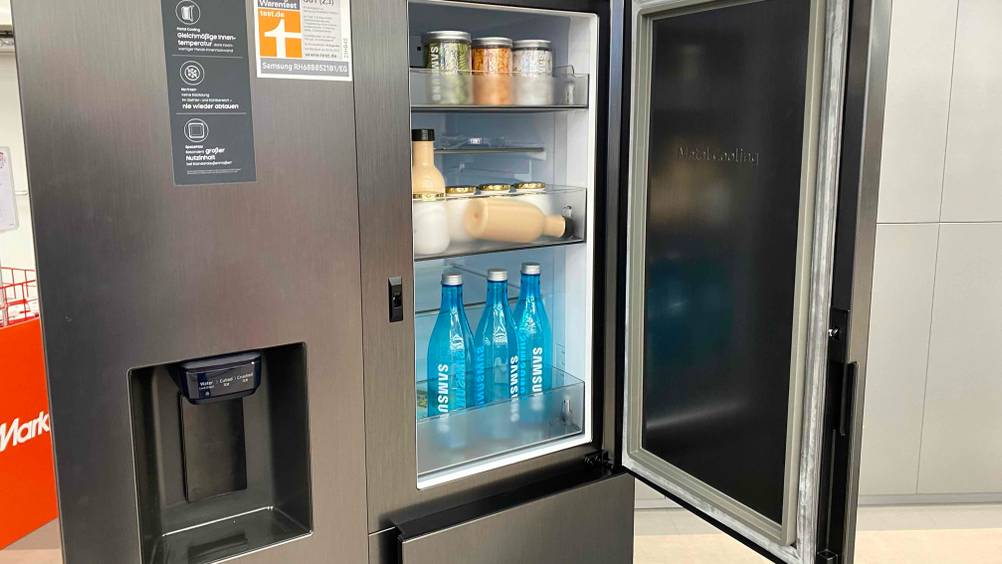 French-Door-Kühlschrank getestet: Ein Gerät mit geöffneter rechter Türe, im Inneren Getränke und verschraubte Gläser.