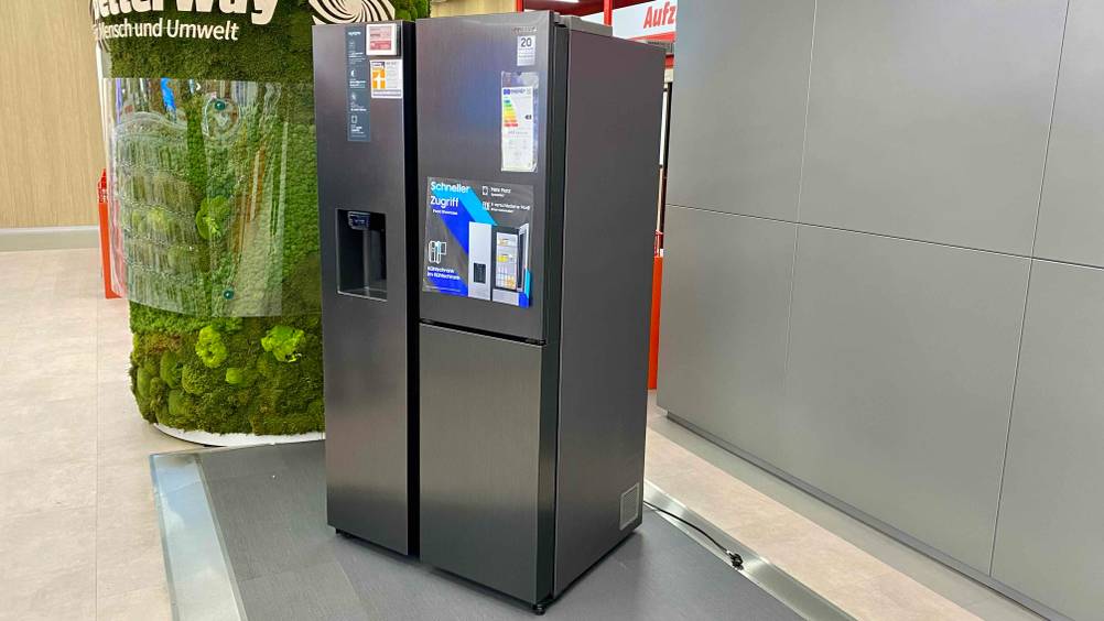 Ein getesteter French-Door-Kühlschrank steht vor einer Säule mit Moos und einer Metallwand.