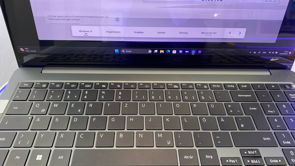 Nahaufnahme der Tastatur und des unteren Bildschirms von einem getesteten Samsung Galaxy Book.