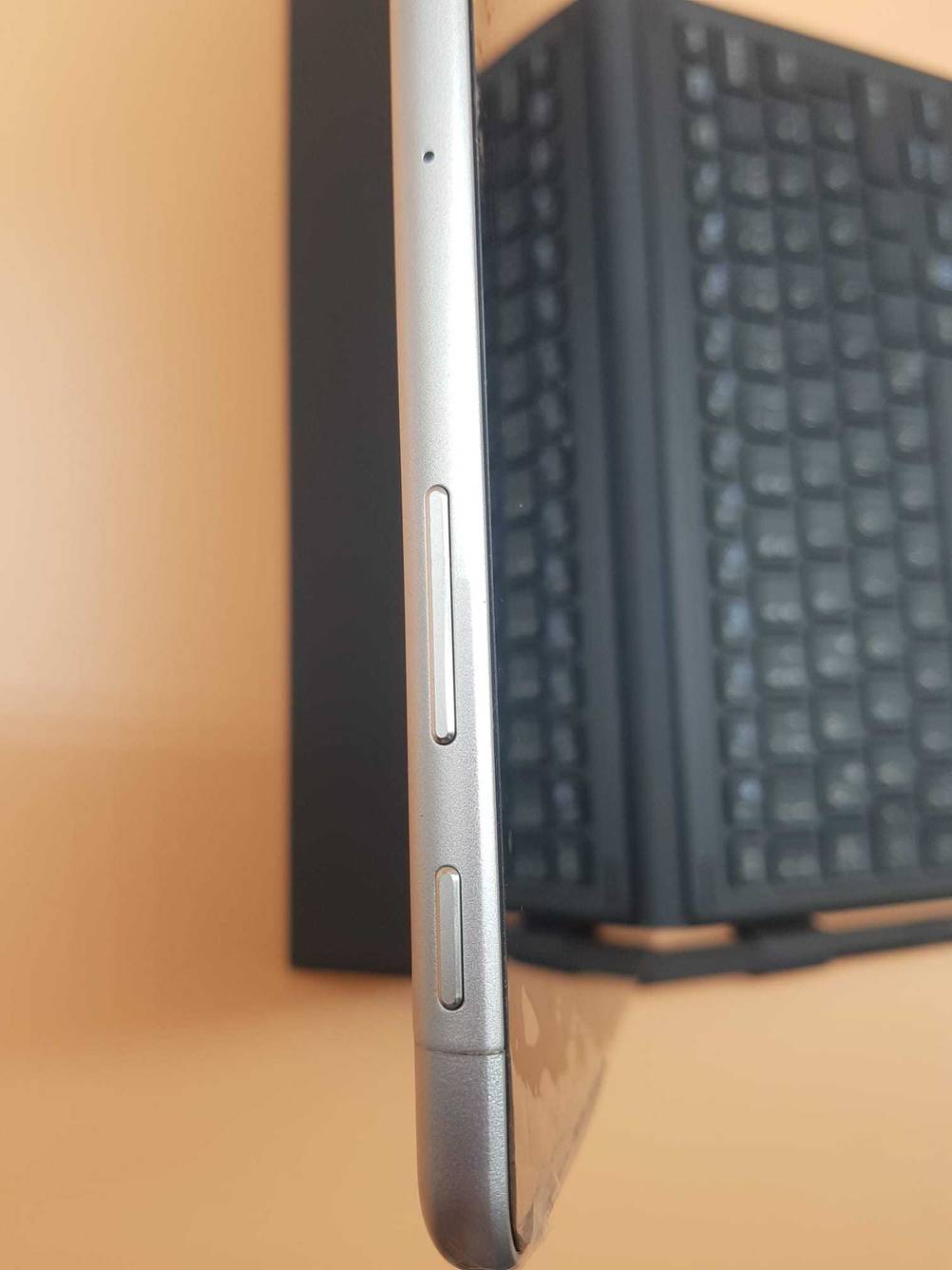 Nahaufnahme des Rahmens eines getesteten Samsung Galaxy Book im Hintergrund die Tastatur.