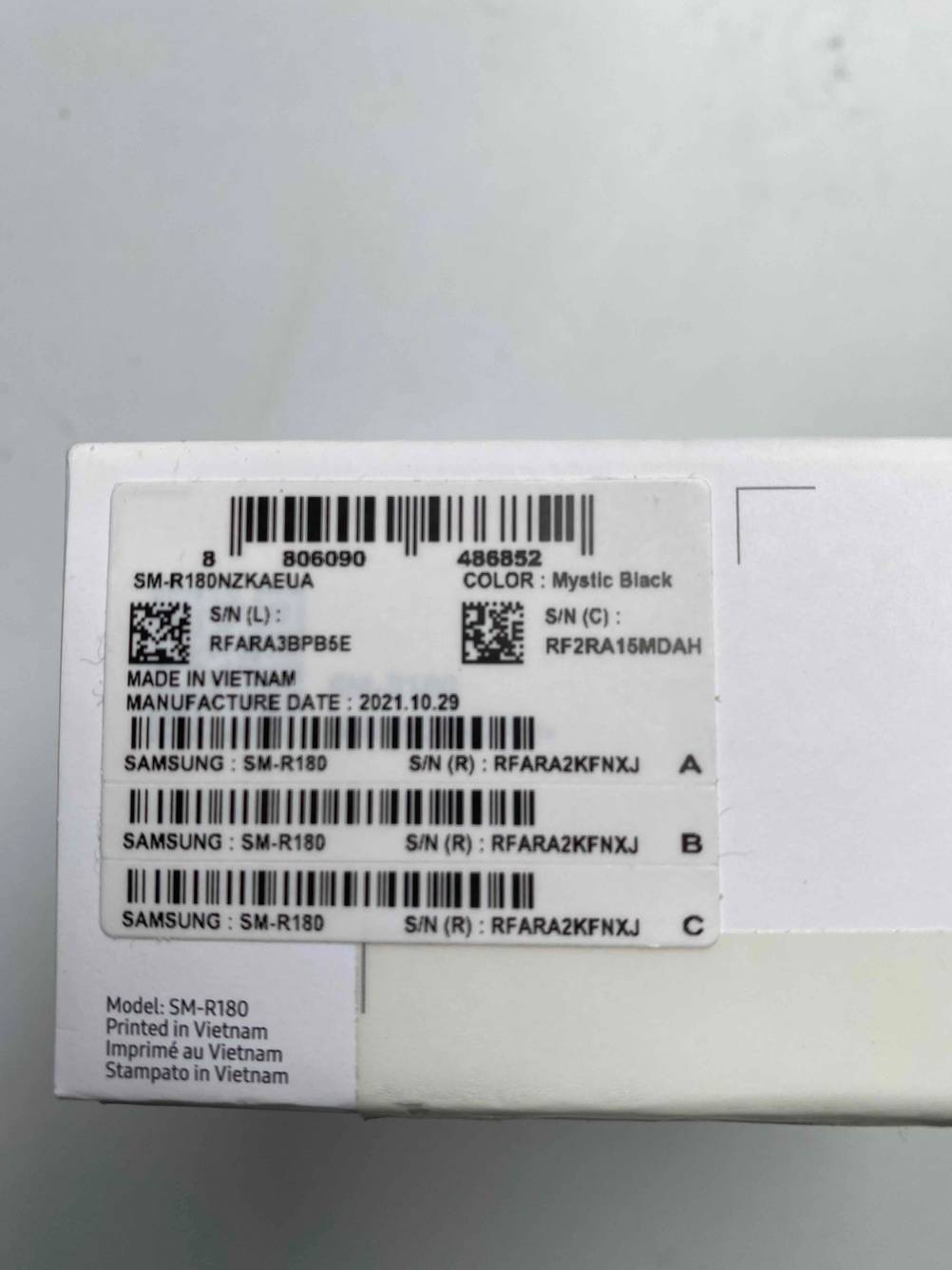 Bluetooth-Kopfhörer geteste: Detailaufnahme des Labels mit Seriennummer und weiteren Infos.