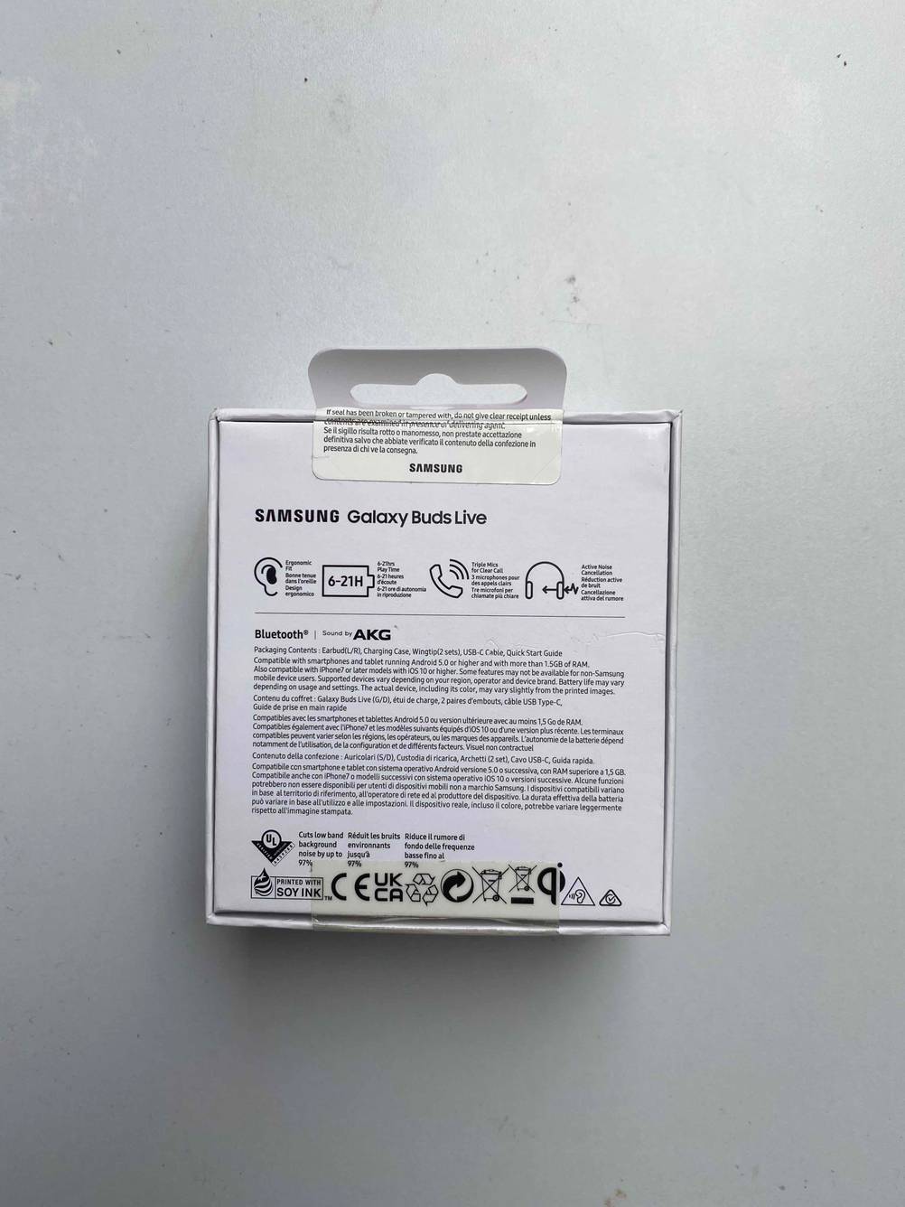 Rückseite der Originalverpackung der getesteten Bluetooth-Kopfhörer auf einer hellen Fläche.