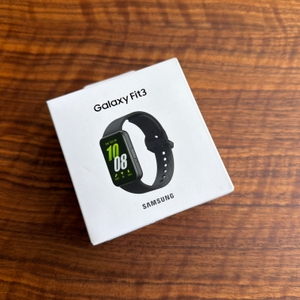 Der Karton der Samsung Galaxy Fit 3 liegt auf einem Tisch