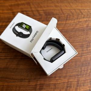 Die Samsung Galaxy Fit 3 wurde halb aus dem Karton gezogen