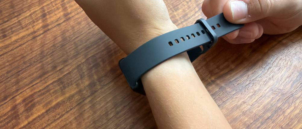 Eine Hand zieht die Samsung Galaxy Fit 3 an