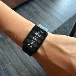 Die Samsung Galaxy Fit 3 misst während einem Training einen Puls von 98 bpm