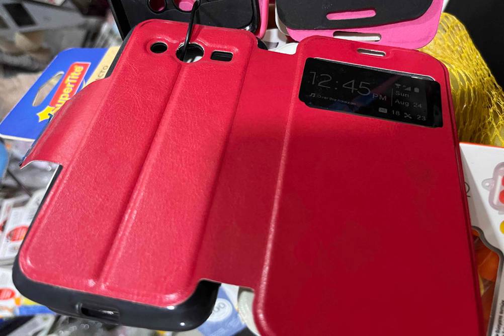 Samsung Galaxy S10 plus Hülle im Test: eine rote aufgeklappte Klapphülle in Detailansicht.