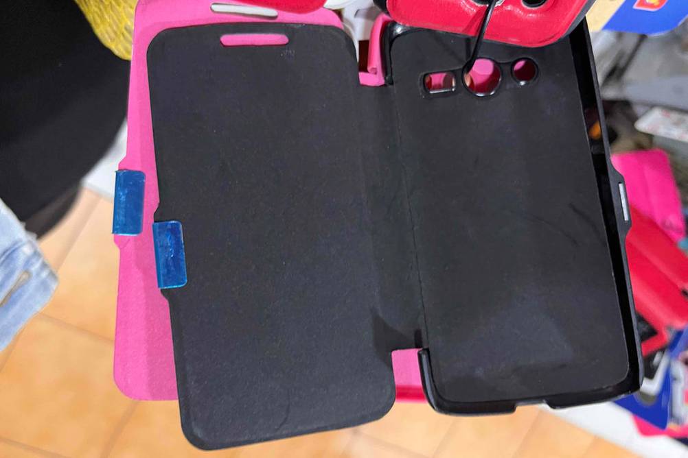 Samsung Galaxy S10 plus Hülle im Test: Detailansicht einer schwarzen aufgeklappten Klapphülle von innen.
