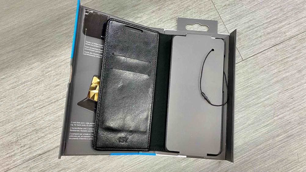Eine FE-Hülle für das Samsung-Galaxy-S20 im Test: Handyhülle für das Samsung-Galaxy-S20 befindet sich in der geöffneten Verpackung.