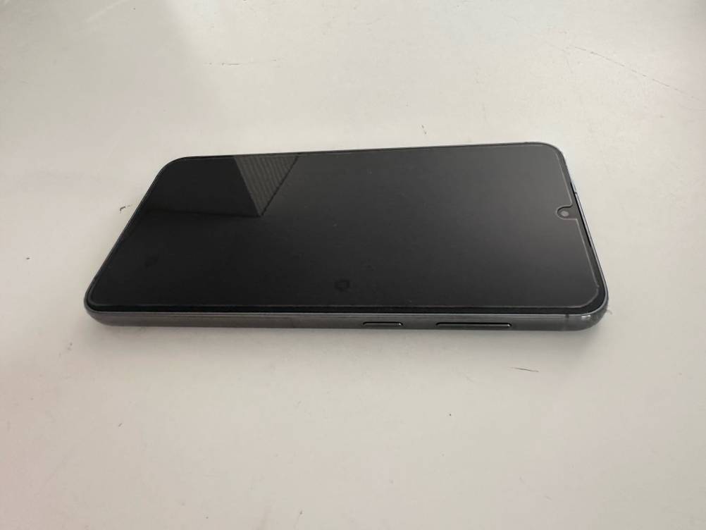 Nahblick auf ein zum testen aufgebrachtes Samsung Galaxy S20-Panzerglas.