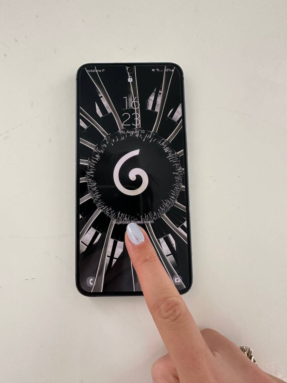Ein Finger drückt zum testen auf das Samsung Galaxy S20-Panzerglas.