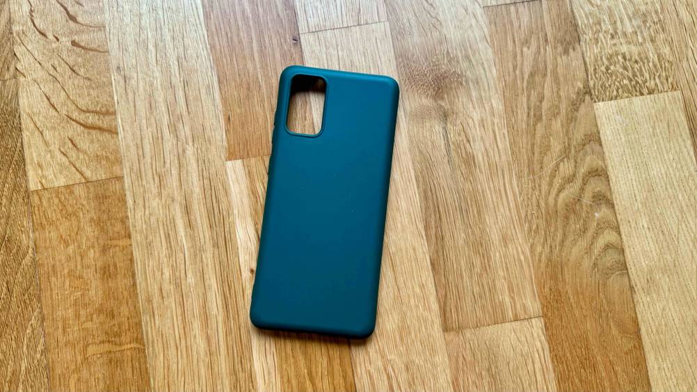 Samsung-Galaxy-S20-Plus-Hülle im Test: Eine blaue Hülle auf einem Holzboden.