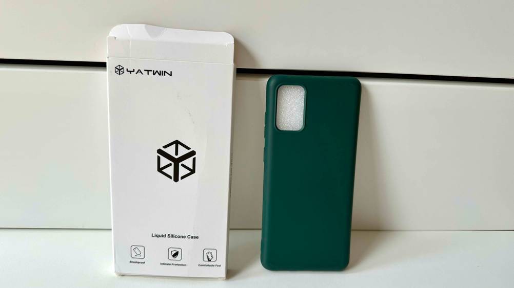 Getestet: Eine Samsung-Galaxy-S20-Plus-Hülle steht neben ihrer Originalverpackung vor einer hellen Wand.