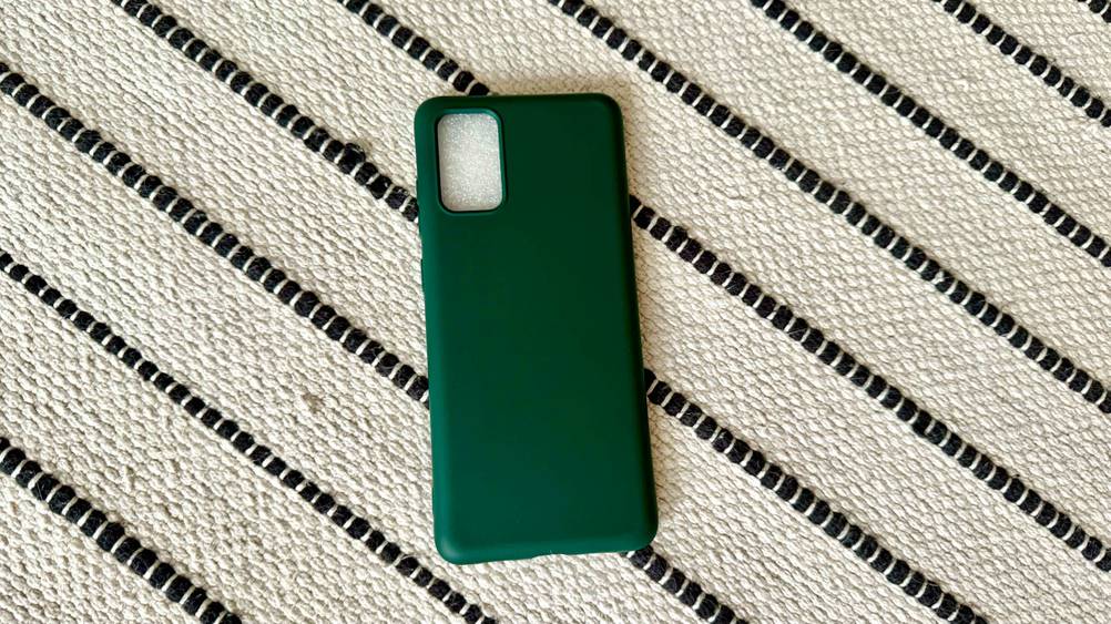 Samsung-Galaxy-S20-Plus-Hülle getestet: Eine Hülle auf einem gestreiften Untergrund.