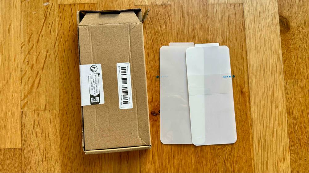 Getestet: Zwei Samsung-Galaxy-S20-Plus-Panzergläser liegen neben dem Karton.