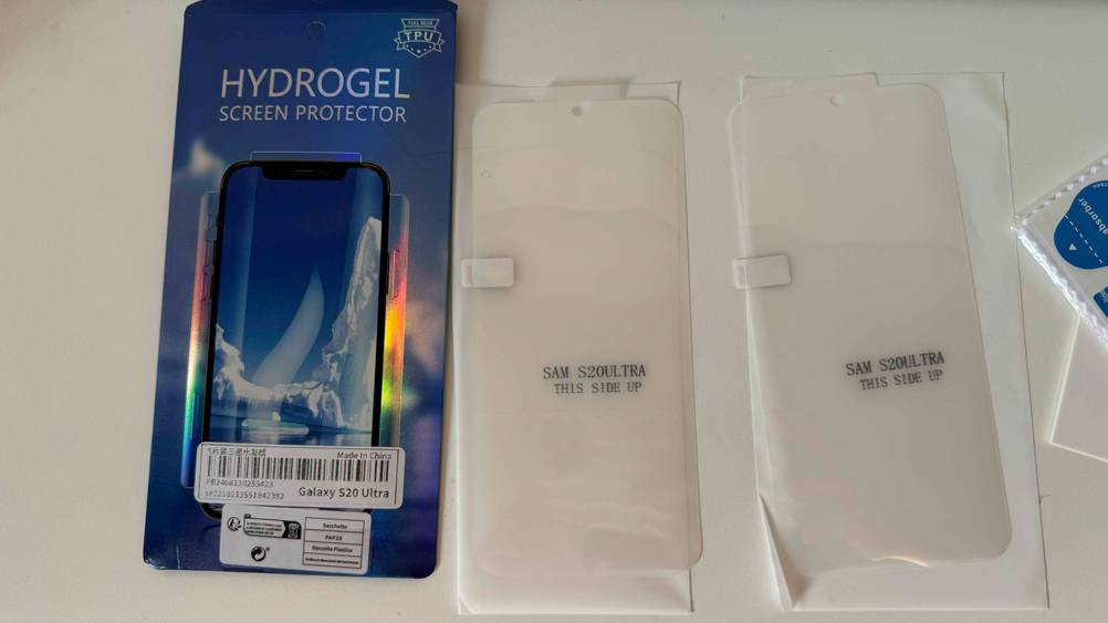 Samsung-Galaxy-S20-Ultra-Panzerglas getestet: Der Packungsinhalt nebeneinander auf einer hellen Fläche.