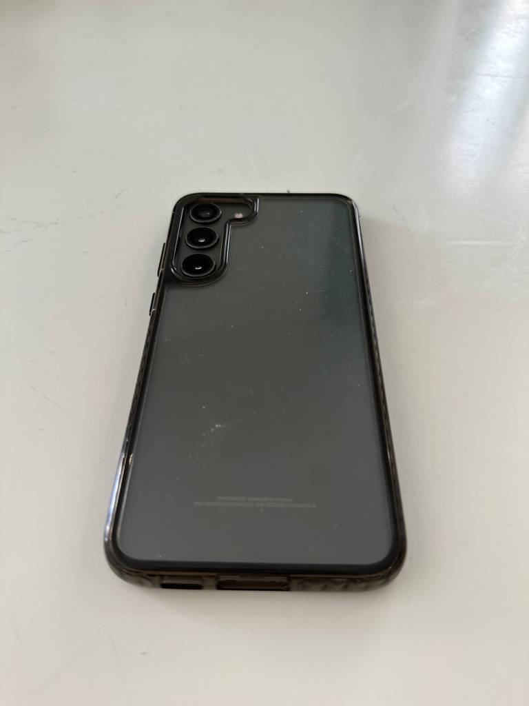 Getestet: Samsung Galaxy S20 Panzerglas auf der Rückseite des Smartphones mit Kameraaussparung.