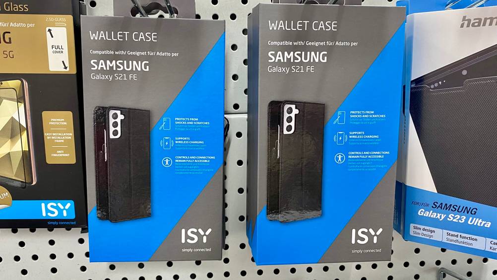 Mehrere getesteten Hüllen für das Samsung-Galaxy-S21 hängen auf den Geschäftsregalen.