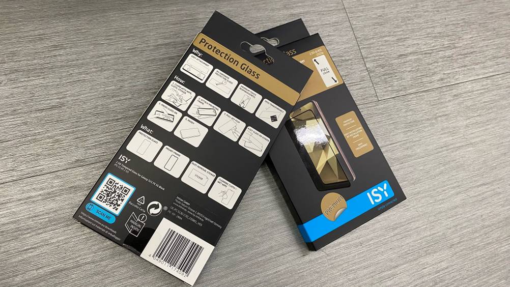 Rückseite einer Verpackung von einem getesteten Panzerglas für das Samsung-Galaxy-S21 befindet sich auf dem Boden.