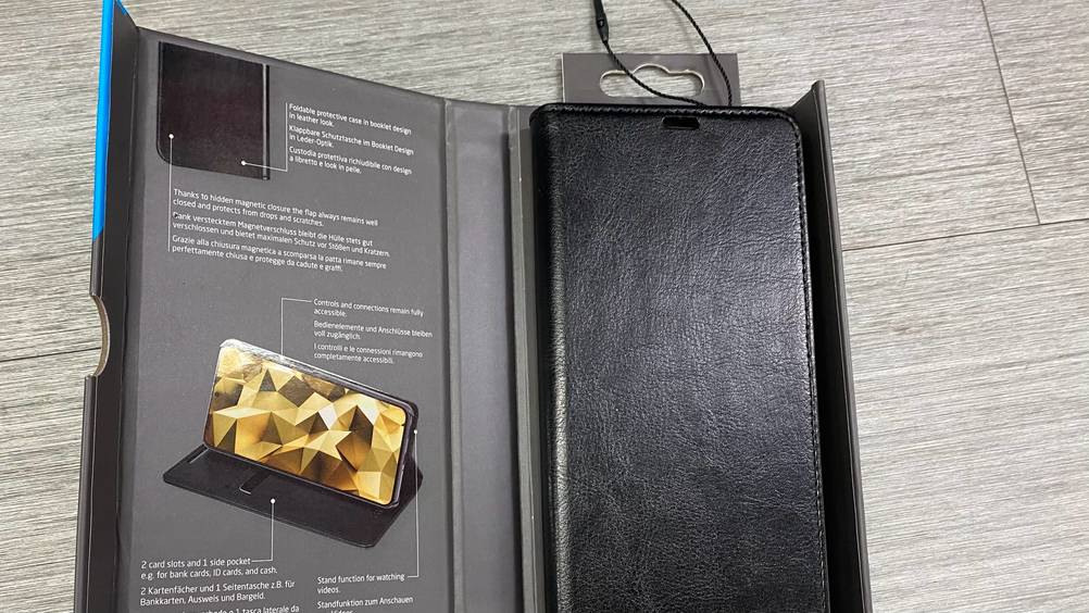 Eine getestete Ultra-Hülle für das Samsung-Galaxy-S21 liegt in einer geöffneten Verpackung. 