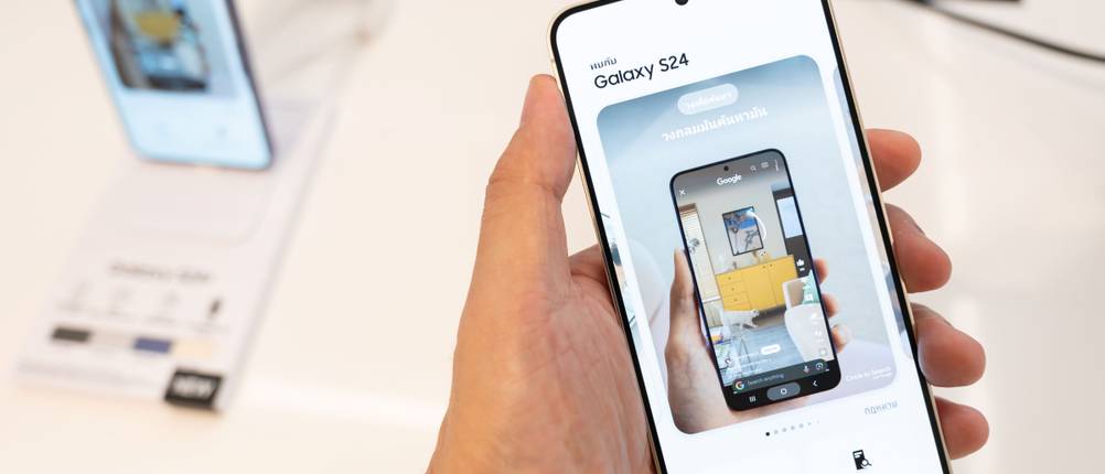 Smartphone Galaxy S24 von Samsung wird in der Hand gehalten.