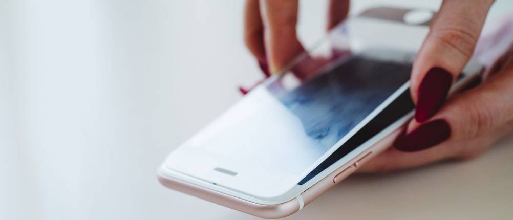 samsung-galaxy-s8-schutzfolie-panzerglasfolie-auflegen